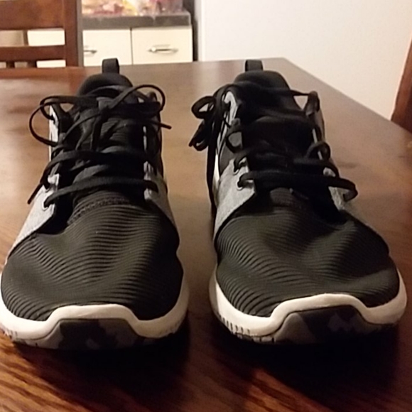 A pair of shoes - Picture 2 of 4